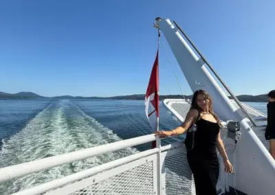 Estudiante durante viaje en ferry como parte de su experiencia de diplomado en Canadá