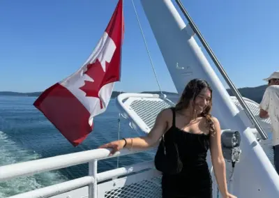 Estudiante con bandera de Canadá durante programa de diplomado internacional