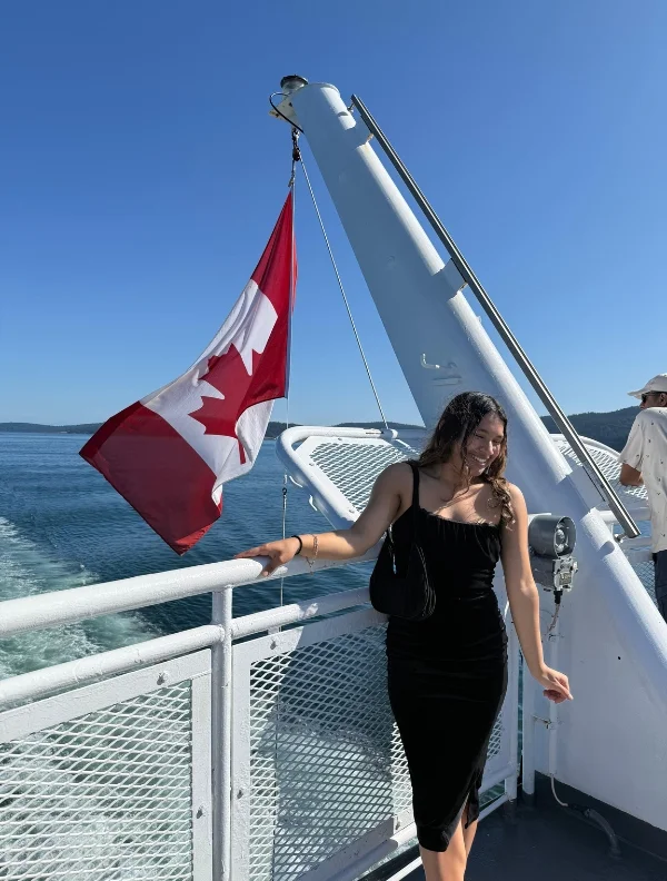 Estudiante con bandera de Canadá durante programa de diplomado internacional