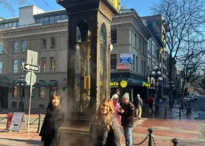 Estudiante visitando una ciudad de Canadá durante programa de diplomado internacional