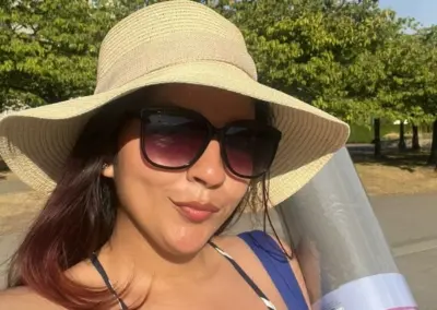 Estudiante disfrutando una experiencia académica internacional durante su diplomado en el extranjero