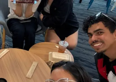 Estudiantes compartiendo durante una actividad de integración del diplomado internacional