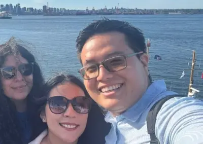 Estudiantes viviendo una experiencia internacional durante diplomado en Canadá