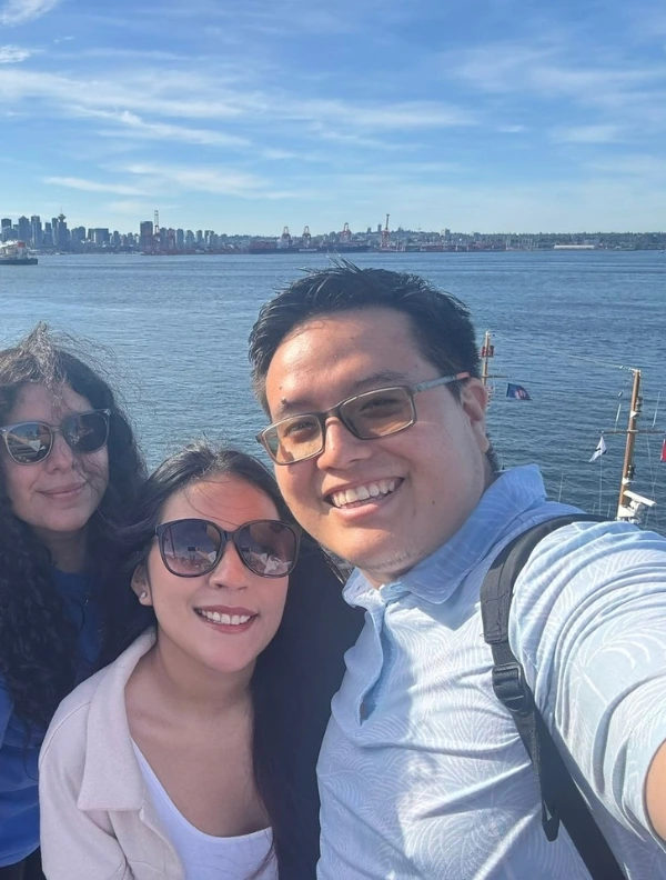 Estudiantes viviendo una experiencia internacional durante diplomado en Canadá