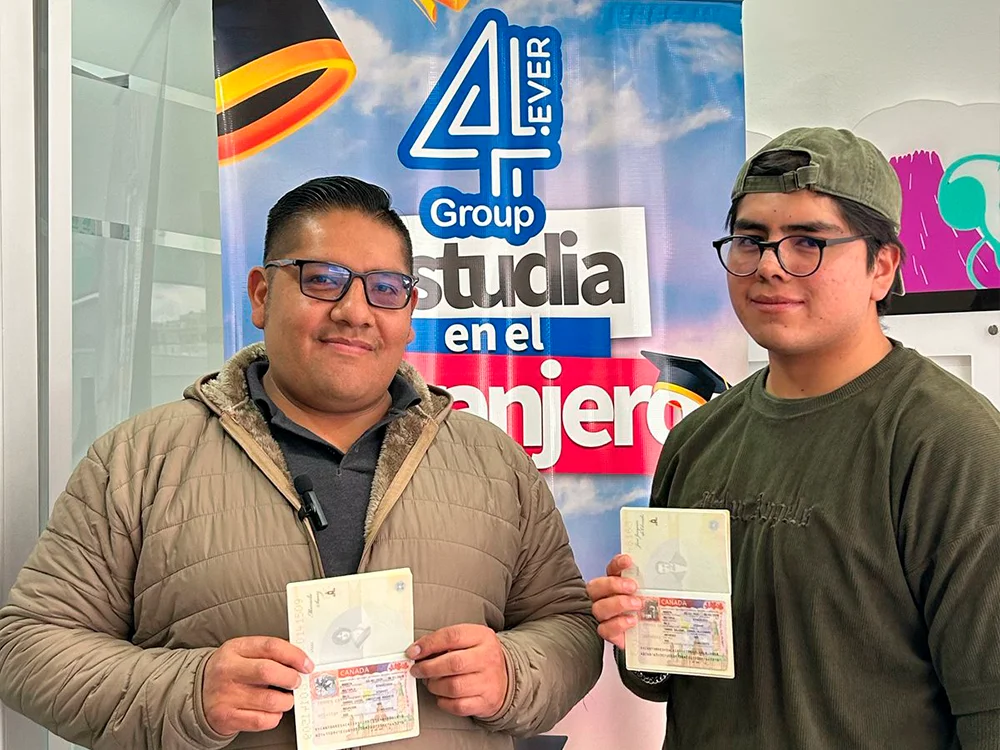 Estudiantes de diplomados internacionales mostrando su visa para Canadá con Forever Experience