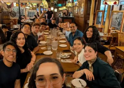 Estudiantes compartiendo en una actividad social durante programa de diplomados internacionales