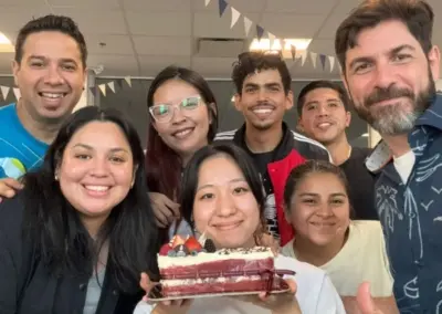 Estudiantes celebrando durante programa de diplomados internacionales con Forever Experience