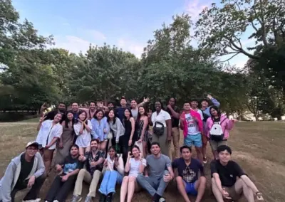 Estudiantes de diplomados internacionales con Forever Experience durante actividad grupal